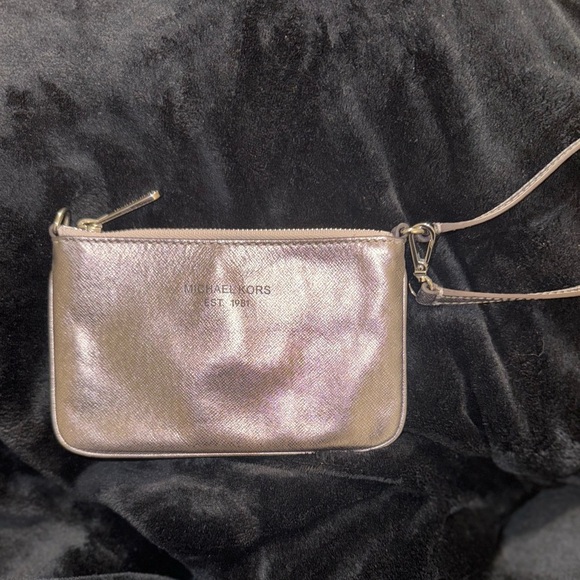 MICHAEL KORS GOLDTONED AUTHENTIC WRISTLET/PURSE Hand bag. - Picture 6 of 14